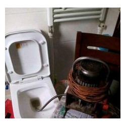 ?。∥靼彩袑I(yè)清洗地暖管道，清理化糞池。13149282371