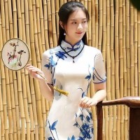 一手蒲扇，一色青衣，做一個(gè)青花瓷般的旗袍美人！